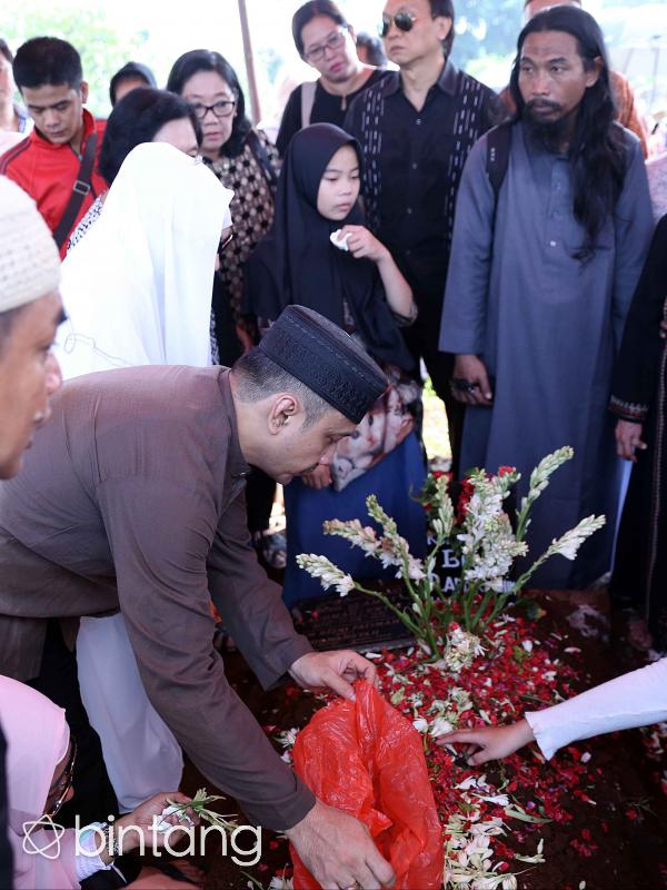 Adi Bing Slamet bersama keluarga saat pemakaman ibunya, Ratna Komala Furi (Nurwahyunan/Bintang.com)