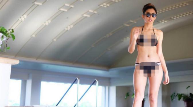 Percaya diri, Tyas Mirasih berpose berani dalam balutan bikini hitam. Sumber: Instagram.
