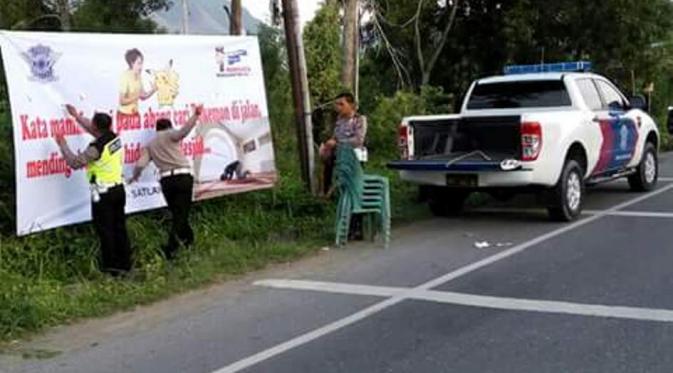 Satlantas Polres Aceh Besar Bikin Spanduk Larangan Main Pokemon. (Foto: Facebook.com)
