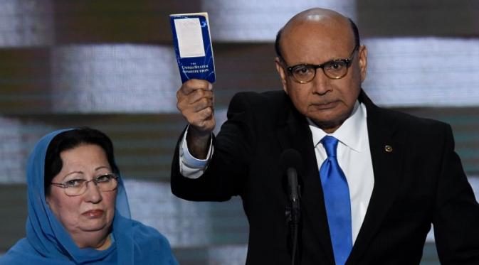 Khizr Khan dan sang istri menjadi pembicara di Konvensi Nasional Partai Demokrat (The Daily Beast)