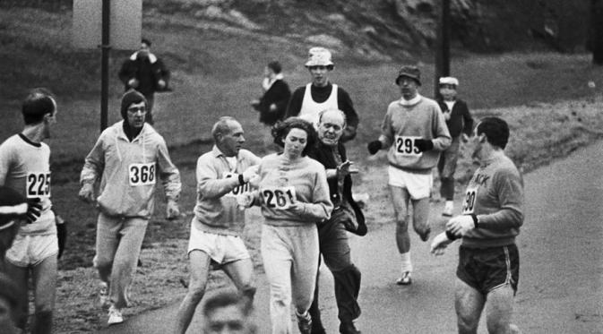 Pihak penyelenggara berusaha menjegal Kathrine Switzer, perempuan pertama yang lari sampai finish di Boston. (Via: boredpanda.com)