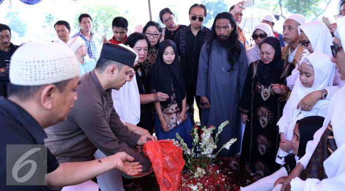 Adi Bing Slamet dan keluarga menaburkan bunga di pemakaman sang ibu, Ratna Komala Furi di TPU Karet Bivak, Jakarta, Jumat (29/7/2016). [Herman Zakharia/Liputan6.com]