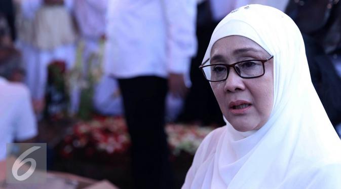 Uci Bing Slamet di pemakaman sang ibu, Ratna Komala Furi di TPU Karet Bivak, Jakarta, Jumat (29/7/2016). [Herman Zakharia/Liputan6.com]