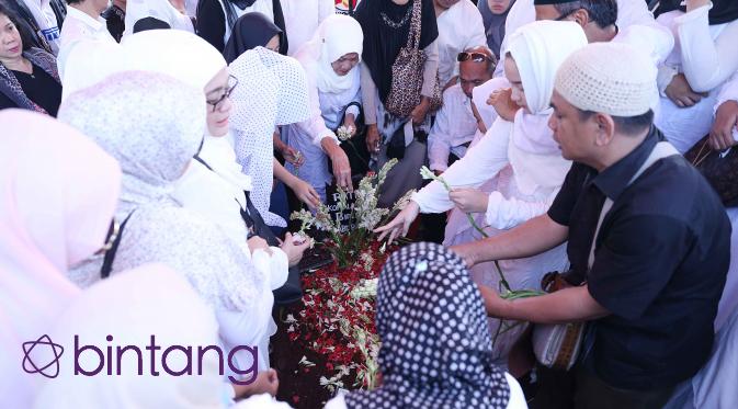 Ratna Komala Furi istri dari komedian Bing Slamet meninggal akibat pecah pembuluh darah yang mengakibatkan jantungnya tidak berfungsi. Almarhum wafat dalam usia 77 tahun menyusul suaminya yang telah lama meninggal. (Nurwahyunan/Bintang.com)