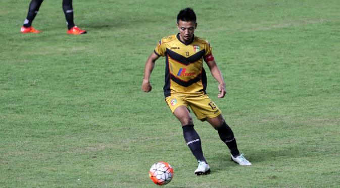 Bayu Pradana, dipercaya mengenakan ban kapten Mitra Kukar di lengannya. (Bola.com/Nicklas Hanoatubun)