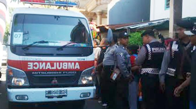 Mobil jenazah dan rombongan keluarga terpidana mati Freddy Budiman ditunggu warga di sepanjang jalan kawasan Krembangan Baru, Surabaya, Jawa Timur. (Liputan6.com/Dhimas Prasaja)
