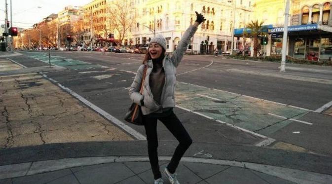 Dewi Rezer liburan ke Australia [foto: instagram]