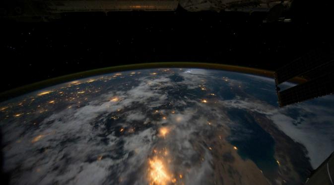 Penampakan Bumi dari angkasa luar (NASA)
