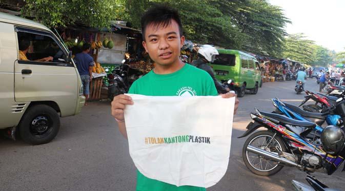 Pengunjung Pasar Cijantung menunjukkan kantong daur ulang (recycle bag) dari Tolak Linu. 