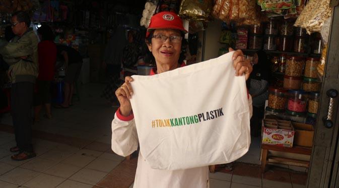 Pengunjung Pasar Cijantung menunjukkan kantong daur ulang (recycle bag) dari Tolak Linu. 