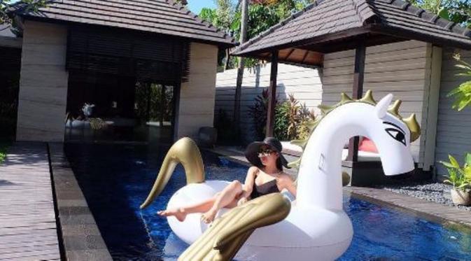Bella Shofie dan balon unicorn saat liburan ke Bali [foto: instagram]