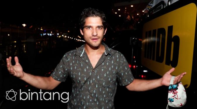 Bella Throne bermesraan dengan Tyler Posey di Hollywood, Sabtu (17/9). (AFP/Bintang.com)