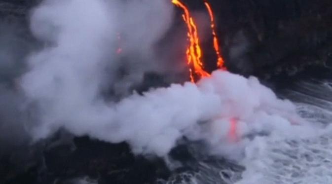Meskipun telah aktif sejak 1983, ini kali pertamanya lava 'tersenyum' tersebut mencapai lautan (Paradise Helicopters/Dailymail.com).
