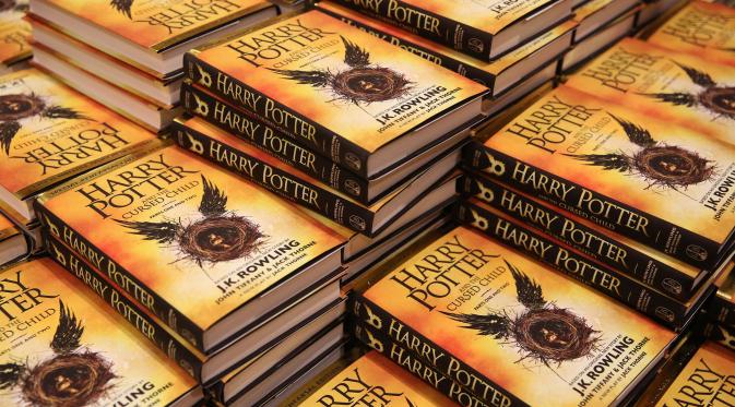  Buku terbitan terbaru JK Rowling yang diberi judul Harry Potter and the Cursed Child Part I & II di sebuah toko buku, London, Inggris, (31/7). (REUTERS / Neil Hall)