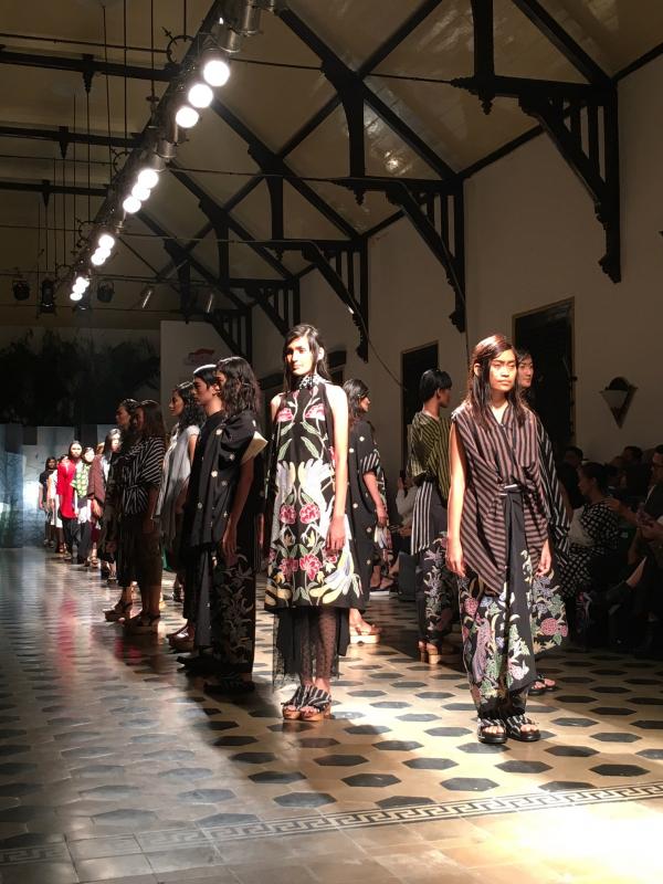 Lulu Lutfi Labibi berkolaborasi dengan siswa dari SMKN 2 Gedangsari untuk sebuah fashion show yang menggugah hati.