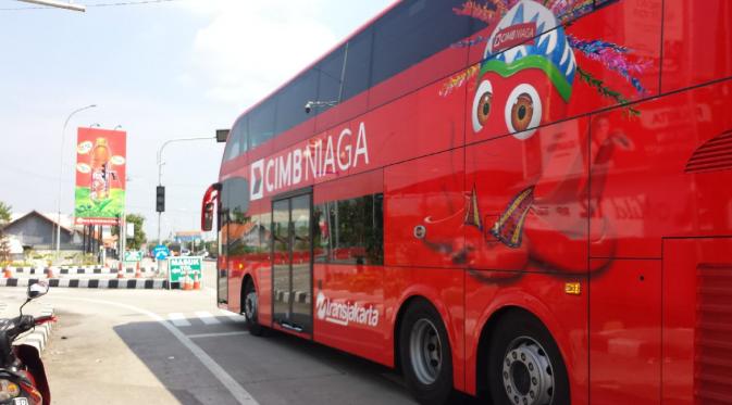 Bus wisata Transjakarta saat melewati jalur Pantura Tegal-Brebes, Minggu (31/7/2016). (Liputan6.com/Fajar Eko Nugroho)