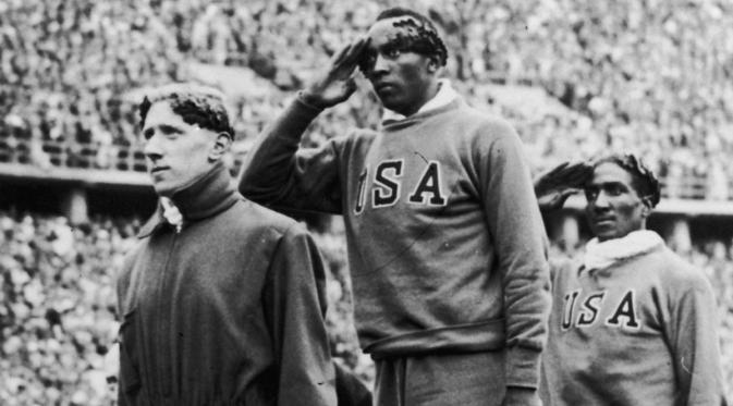 Jesse Owens (tengah) saat berdiri di podium pertama di Olimpiade 1936