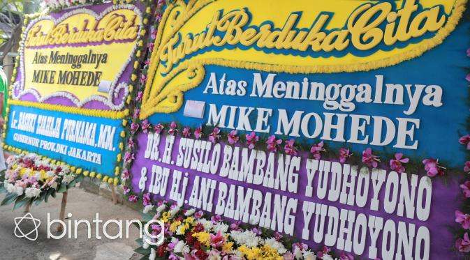 Karangan Bunga untuk Mike Mohede (Adrian Putra/bintang.com)