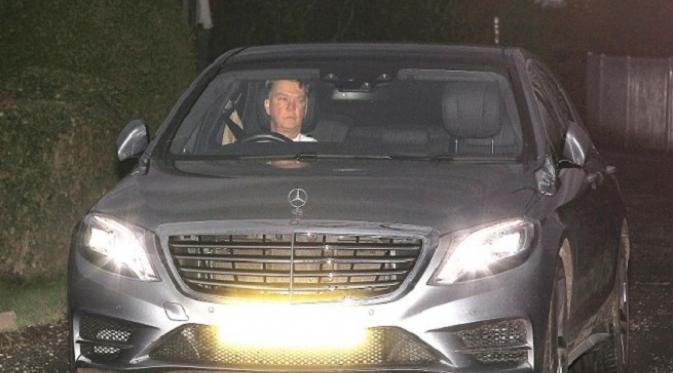 Mobil warisan Louis Van Gaal menjadi tunggangan Zlatan Ibrahimovic saat bergabung dengan MU.