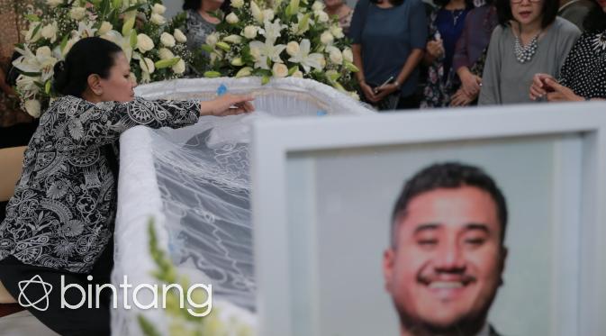 Ibunda Mike Mohede masih memandangi jenazah sang anak di Duka. (Adrian Putra/bintang.com)