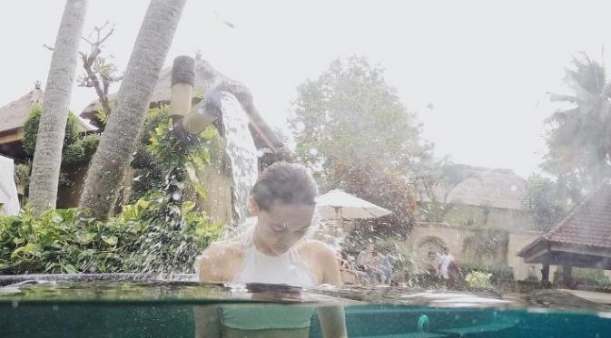 Luna Maya menikmati water spa di Ubud Vallage Resort & Spa