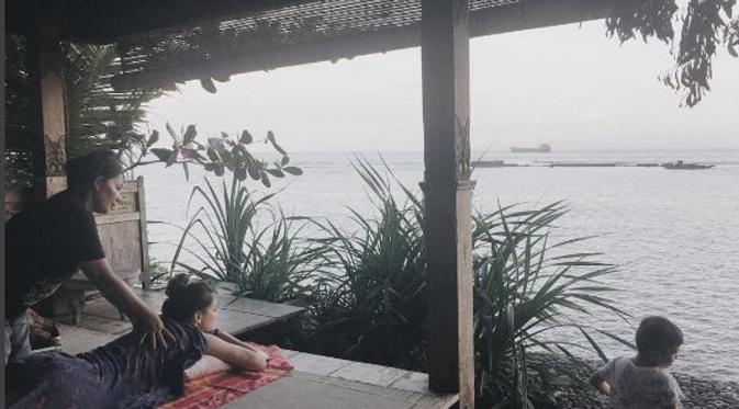 Luna Maya Menikmati pijat  tradisional di Pondok Pisang, Bali, (Instagram @lunamaya)