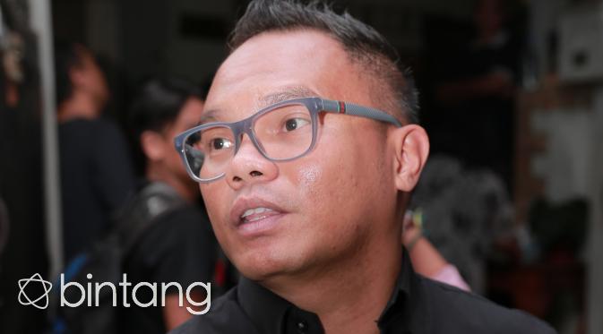 Kerabat dirumah Duka Mike Mohede (Adrian Putra/bintang.com)