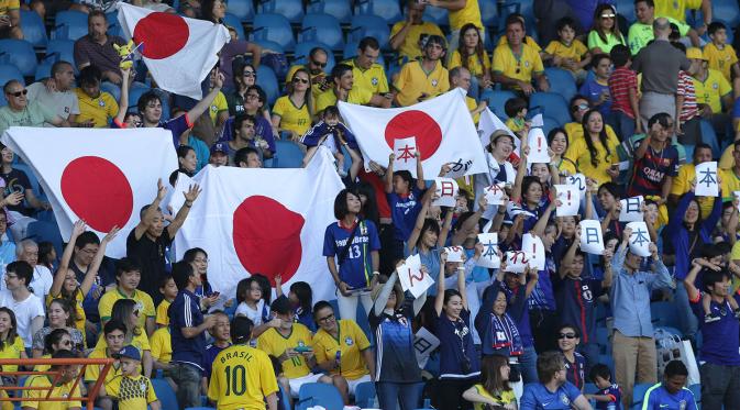 Supporter Jepang dan Brasil mendukung negaranya saat laga ujicoba jelang Olimpiade 2016 Rio Janeiro di Goiania, Brasil, Minggu (30/7/2016). Brasil menang 2-0 atas Jepang. (AP/Eraldo Peres) 