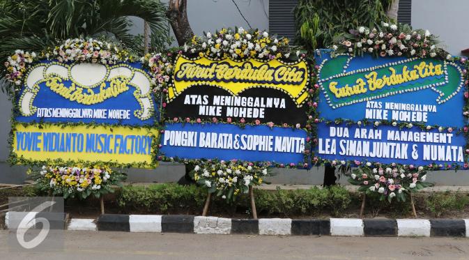 Deretan karangan bunga duka cita wafatnya penyanyi Mike Mohede di kawasan Tangerang Selatan, Banten, Senin (1/8). Mike Mohede meninggal dunia di usia 32 tahun karena serangan jantung. (Liputan6.com/Herman Zakharia)