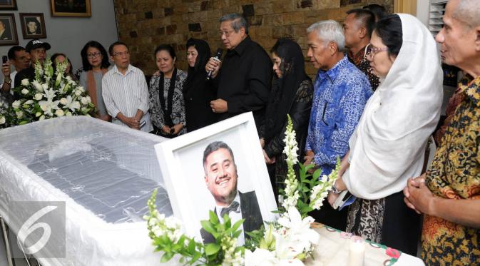 Mantan Presiden Susilo Bambang Yudhoyono bersama istri, Ani Yudhoyono melayat penyanyi Mike Mohede. (Herman Zakharia/Liputan6.com)