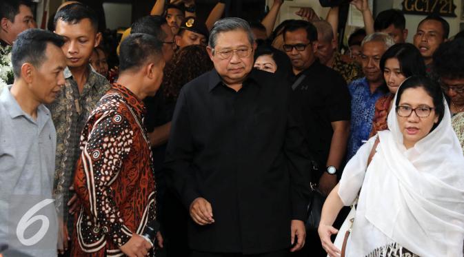 Mantan Presiden Susilo Bambang Yudhoyono bersama istri, Ani Yudhoyono melayat penyanyi Mike Mohede. (Herman Zakharia/Liputan6.com)