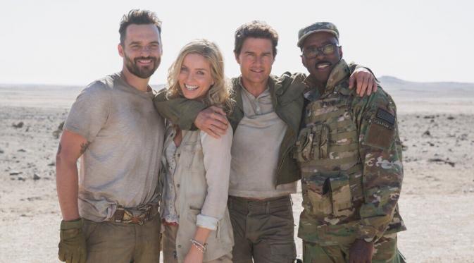 Tom Cruise bersama Annabelle Wallis dan dua aktor lainnya saat syuting The Mummy. (Twitter - @WallisAnnabelle)