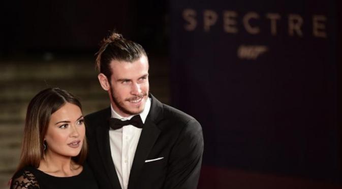 Gareth Bale (kanan) bersama tunangannya, Emma. (AFP/Leon Neal)