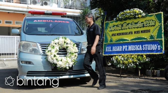 Persiapan pemakaman Mike Mohede. (Galih W. Satria/Bintang.com)