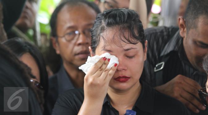 Ekspresi kesedihan terlihat di wajah Christina Maria ketika prosesi pemakaman kekasihnya, Mike Mohede, di TPU Tanah Kusir, Jakarta, Selasa (2/8). (Liputan6.com/Herman Zakharia)