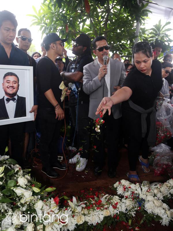 Pemakaman Mike Mohede. (Deki Prayoga/Bintang.com)