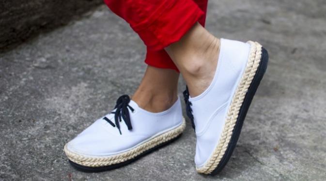 Tega membiarkan sepatu lama nggak dipakai? Coba ubah tampilannya dengan cara mudah ini yuk. (via: Brightside.me)