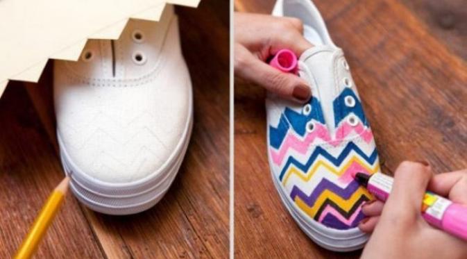 Tega membiarkan sepatu lama nggak dipakai? Coba ubah tampilannya dengan cara mudah ini yuk. (via: Brightside.me)