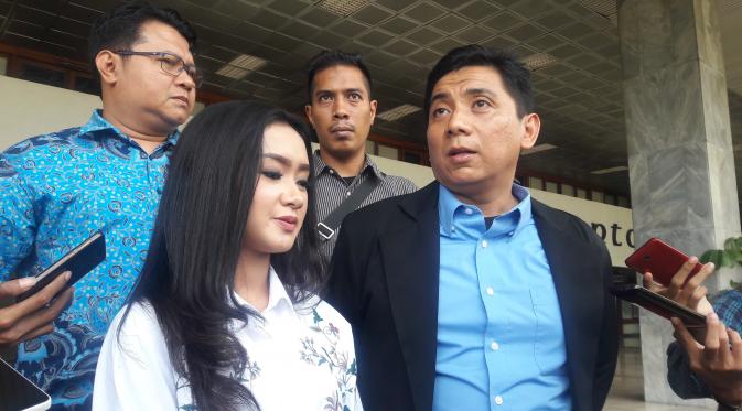 Cita Citata didampingi pengacaranya, Sandy Arifin di Gedung DPR RI, Senayan, Jakarta, Selasa (2/8/2016)