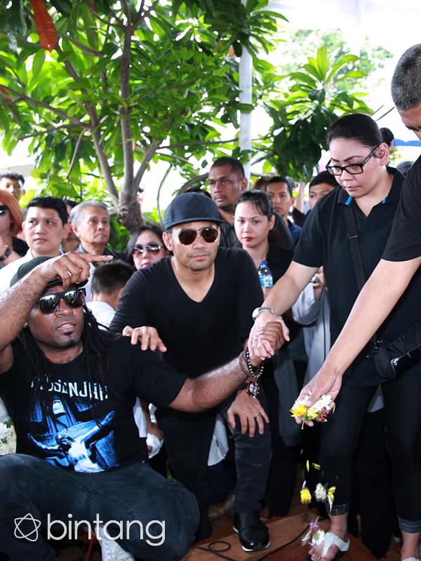 Judika di pemakaman Mike Mohede. (Deki Prayoga/Bintang.com)