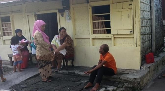 Waluyo (baju oranye), warga Panembahan, Yogyakarta, yang dikabarkan meninggal dan dikuburkan oleh keluarga pada Mei tahun lalu, muncul kembali. (/Fathi Mahmud)