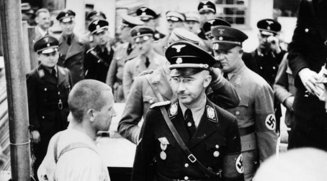 Heinrich Himmler saat mengunjungi kamp konsentrasi Dachau pada 1936 (Bundesarchiv Bild)