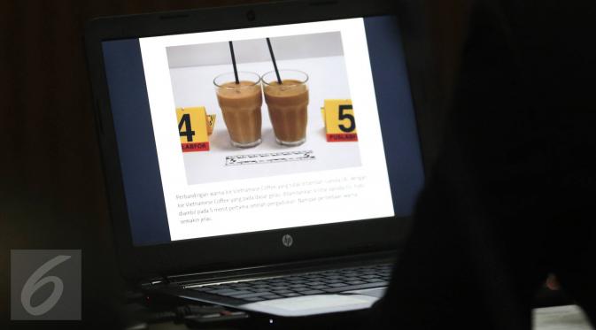 Layar laptop menampilkan gambar gelas berisi kopi saat sidang kasus kematian Wayan Mirna Salihin di PN Jakarta Pusat, Rabu (3/8). Nursamran menyatakan salah satu efek apabila terkena sianida, bagian tubuh akan gatal-gatal.(Liputan6.com/Immanuel Antonius)