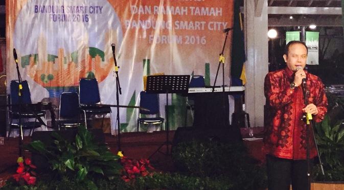 ​Asep Cucu, Kepala Diskominfo Kota Bandung, saat memberikan sambutan dalam Malam Sosialisasi Indonesia Smart City Forum at Bandung di Pendopo Kota Bandung, Selasa (2/8/2016). Liputan6.com/Muhammad Sufyan
