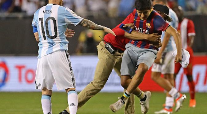 Fans coba menghadang Lionel Messi