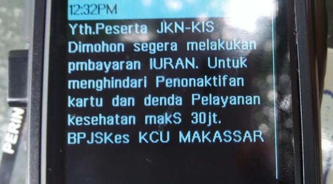 SMS dari BPJS Kesehatan itu diterima setelah warga Makassar itu menunggak iuran selama tiga bulan. (Liputan6.com/Eka Hakim)