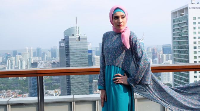 Dhini Aminarti dalam balutan koleksi terbaru Zoya Modesty Dubai (Foto: Dok. Zoya) 