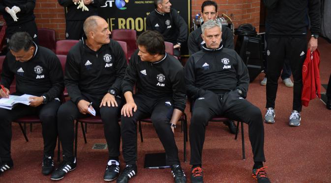 Jose Mourinho duduk di kursi pelatih di laga amal MU vs Everton (AFP)