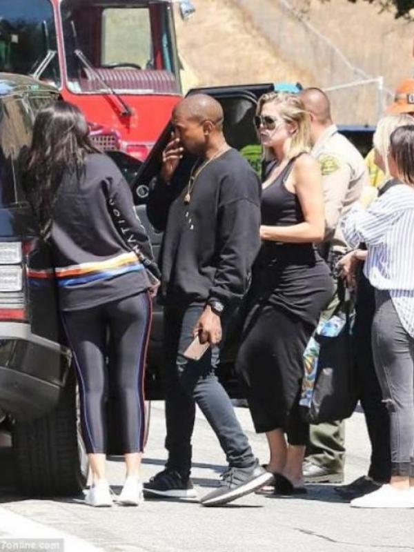 Kanye West saat berada di lokasi kecelakaan Kris Jenner. (newspapers.nigeriannation.com)