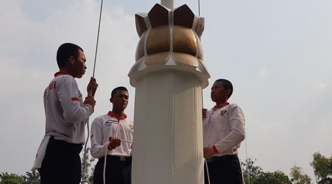 Rata-rata yang Ditugas Menaikkan dan Menurunkan Bendera Merah Putih Masih Belum Menghayati Lagu Indonesia Raya Sehingga Masih Kurang Pas (Foto: ADIITOO.com)